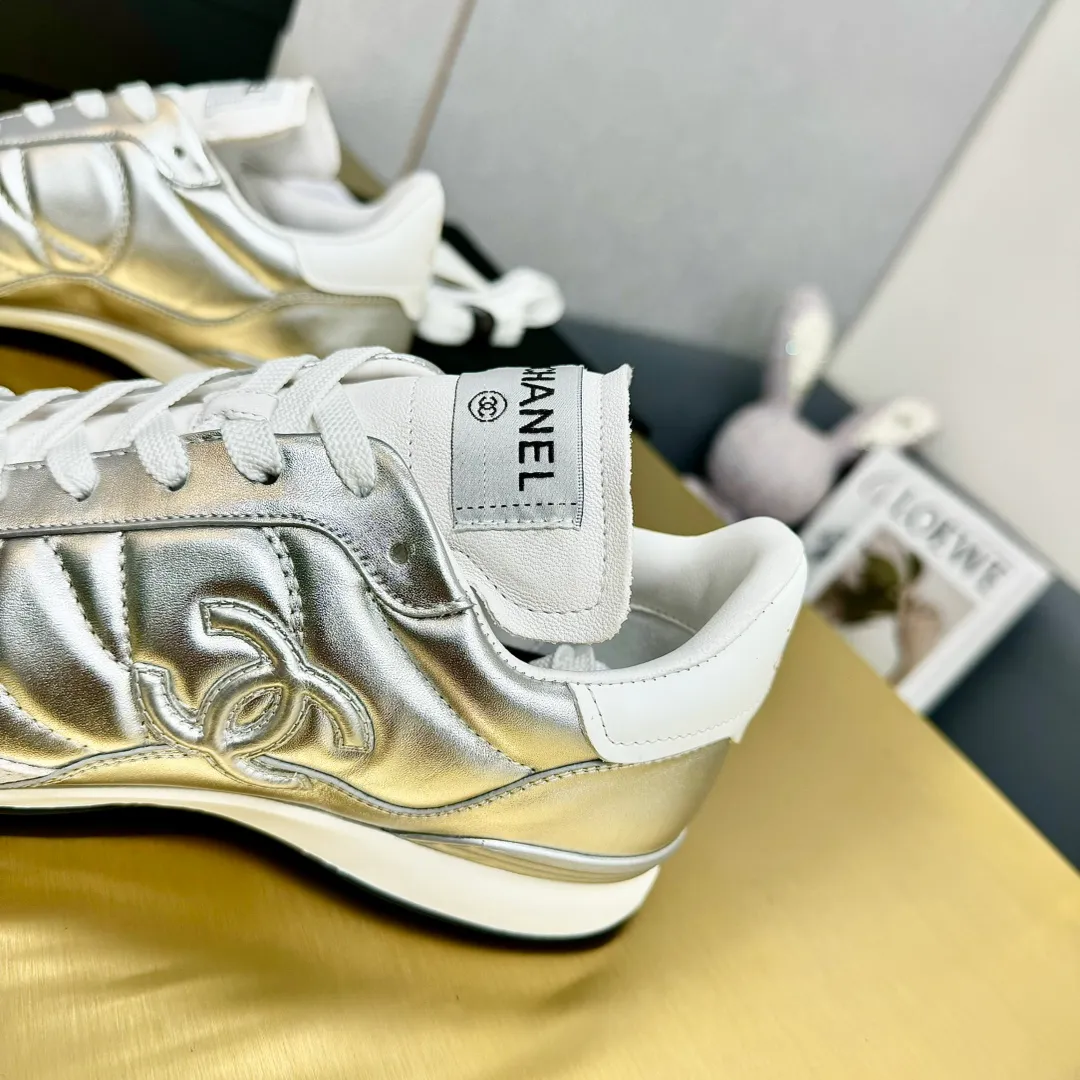 👟👟Ex-factory price 600👟👟 Top version Chanel Chanel - 2024 counter top casual sports shoes. This classic design; the upper is electro-embroidered with a variety of techniques; the outsole is fashionable and sporty; it is unusual to incorporate a variety of color matching elements... The diversified mix and match is very beautiful and versatile, and can be used for leisure, fashion, sports and outdoor... ꫛꫀꪝ Go➫ Material: ❶The upper is made of: original imported mercerized velvet + double-layer breathable mesh ❷The inner part is made of: the original imported breathable mesh ❸The outsole is based on: original TPU combination outsole Special counter boutique packaging complete set for women 35–41